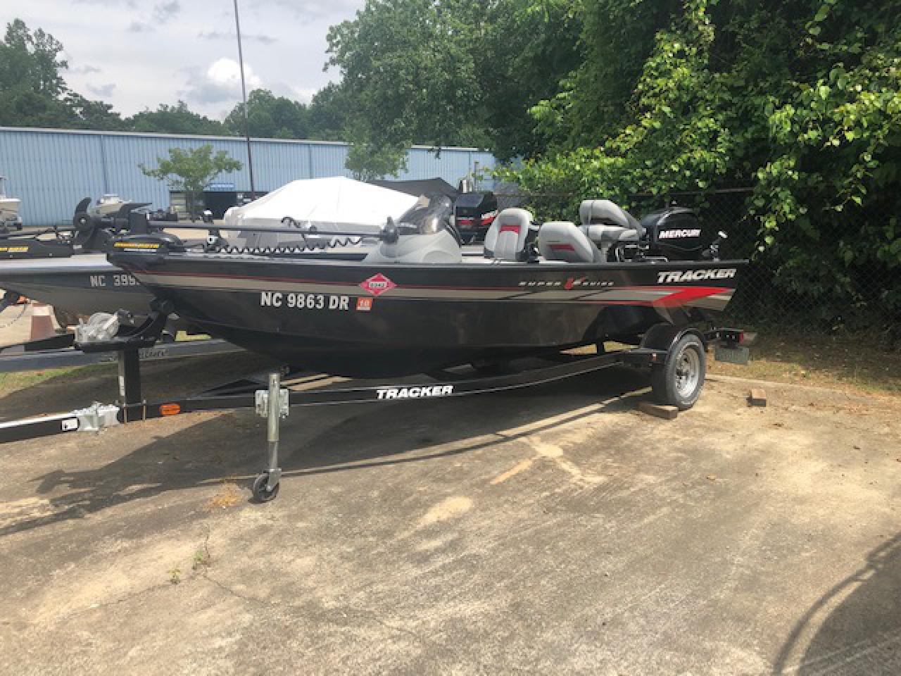 2011 Tracker Super Guide V-16 Boat with Mercury 40hp four stroke ...